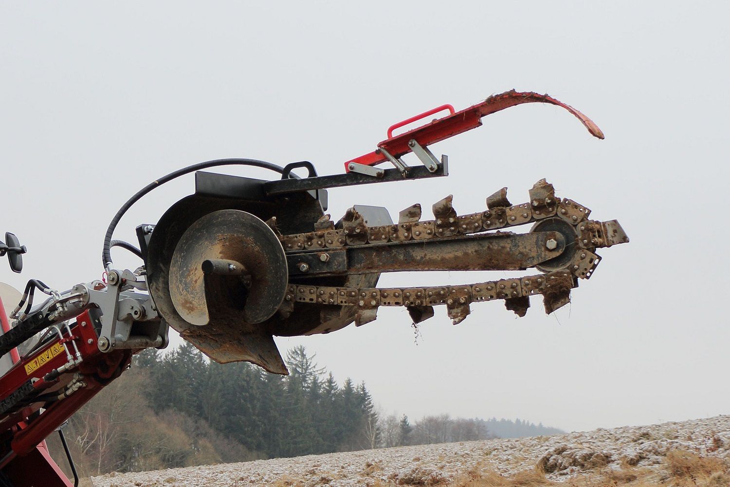Eine Maschine, die wie eine Kettensäge aussieht, steht auf einem Feld
