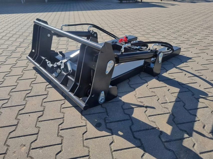 Schwarzer Industrieaufsatz auf einer Ziegeloberfläche.