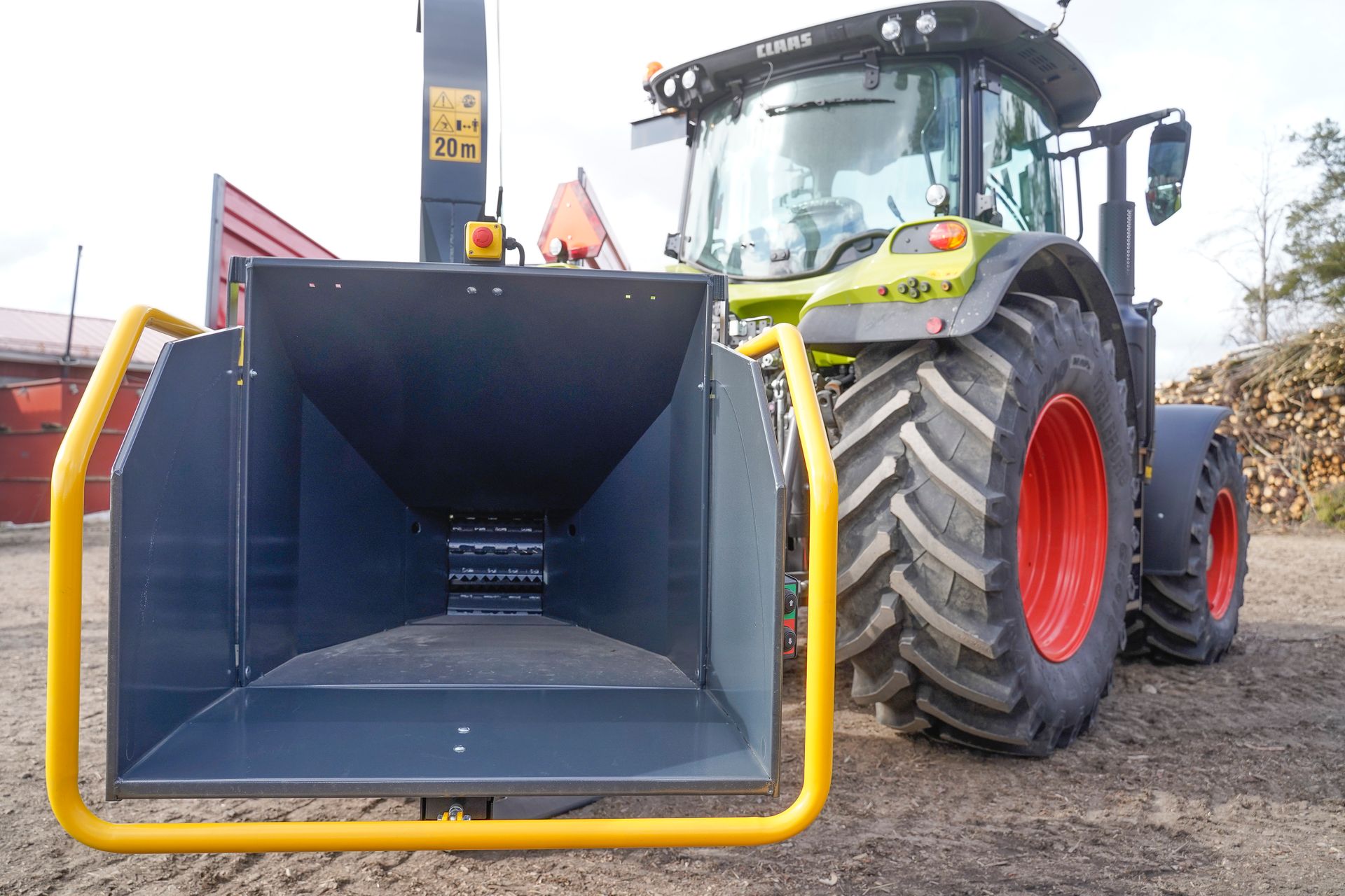 Ein Traktor mit einer großen Schaufel steht auf einem Feld.