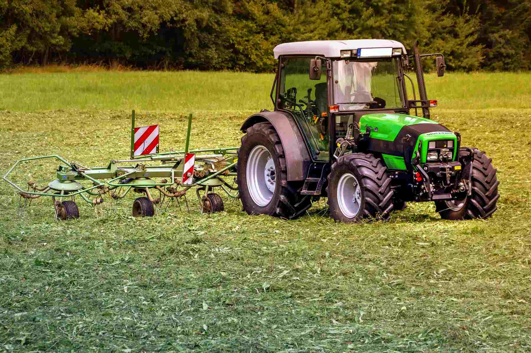 Landmaschine bestellt ein Feld