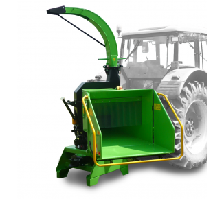 Eine grüne Maschine ist an einem Traktor auf weißem Hintergrund befestigt