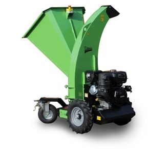 Ein grüner Häcksler mit schwarzem Motor auf weißem Hintergrund