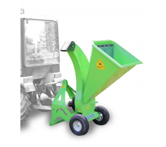 Eine grüne Maschine mit Rädern ist an einem Traktor befestigt.