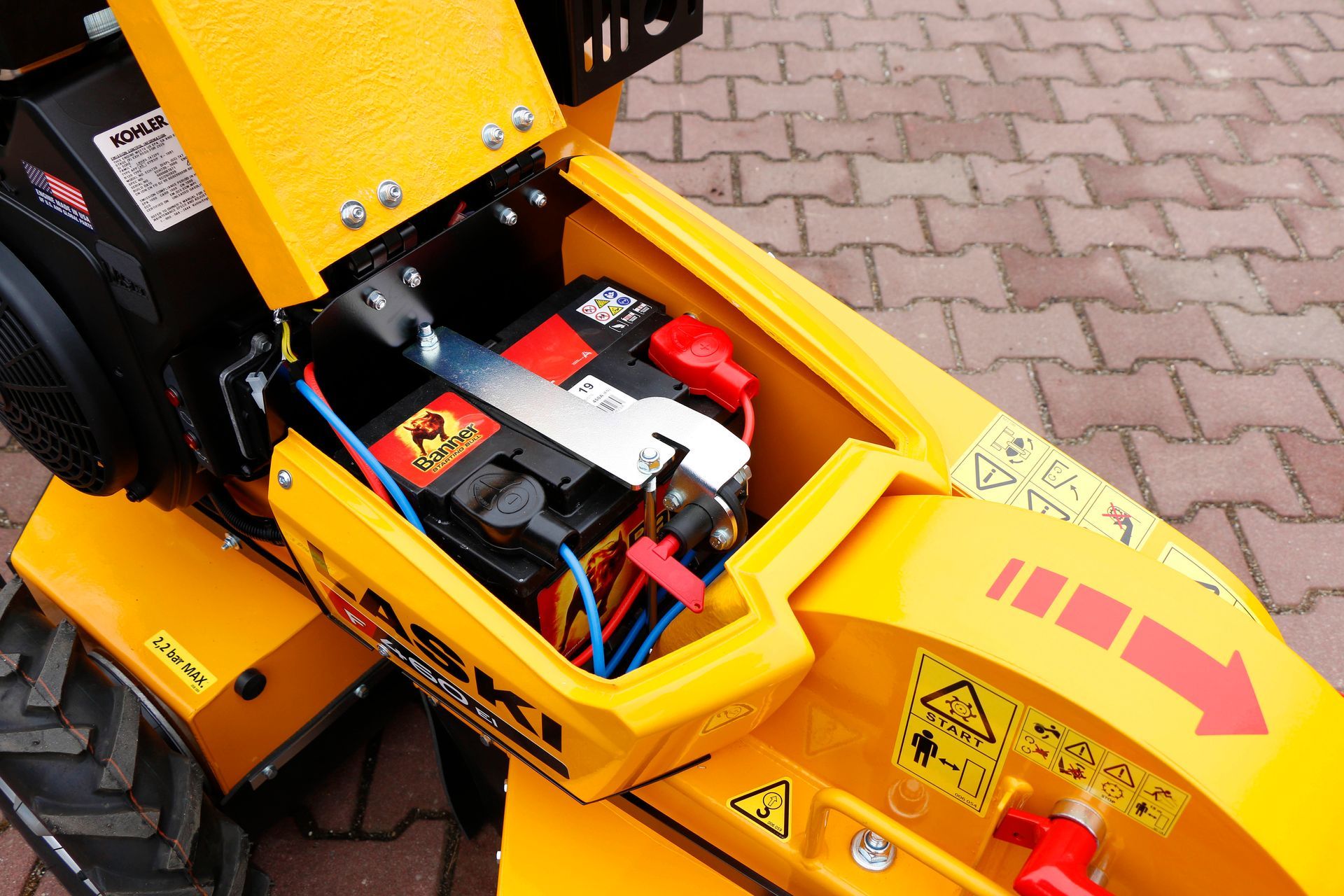 Ein gelber Rasenmäher mit einer Batterie darin