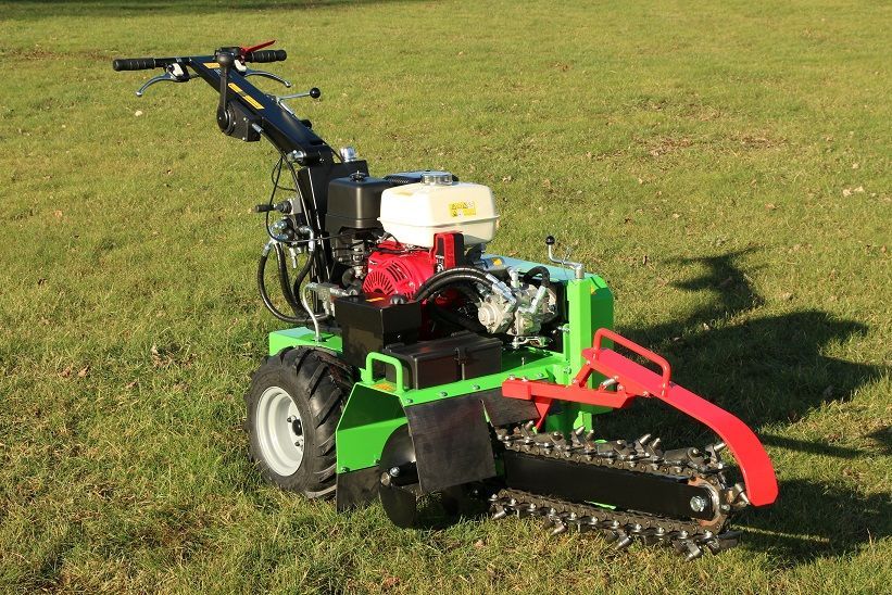 Eine grün-schwarze Maschine steht auf einem üppigen grünen Feld.