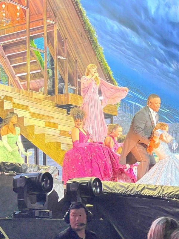 Picture Of Taylor Swift | Maple Grove, MN | Donohue McKenney Attorneys At Law | Maple Grove, MN | Donohue McKenney Attorneys At Law