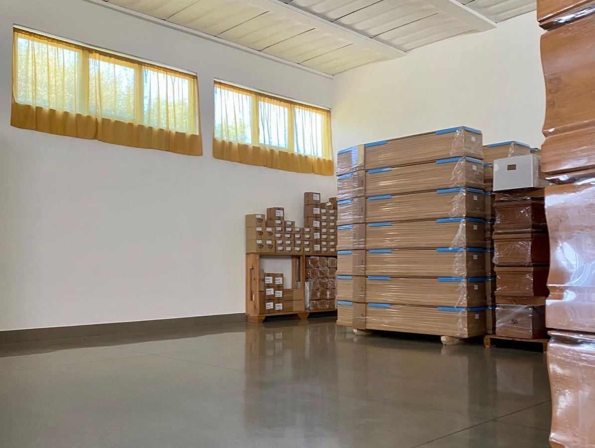 Un magazzino pieno di scatole di cartone accatastate l'una sull'altra.