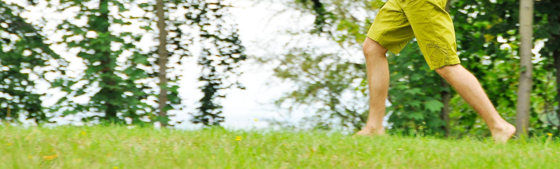 Zwei Barfüße auf einer Wiese laufend.