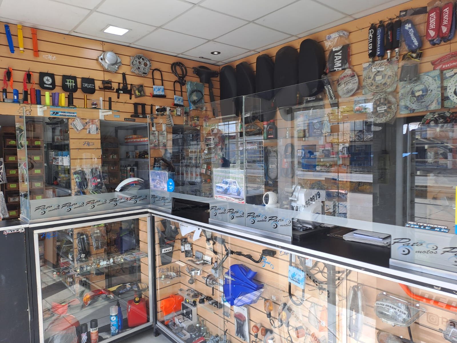 Interior de una Tienda minorista con vitrinas