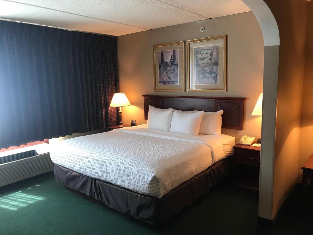 bedroom-with-nightstand
