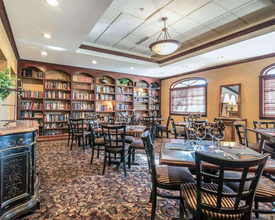 dining-tables-in-the-dining-room