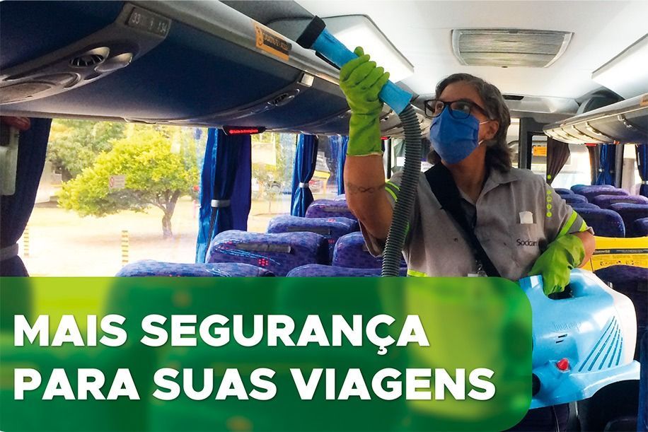 Pessoa higienizando o interior de um ônibus. com equipamento de proteção. Texto: