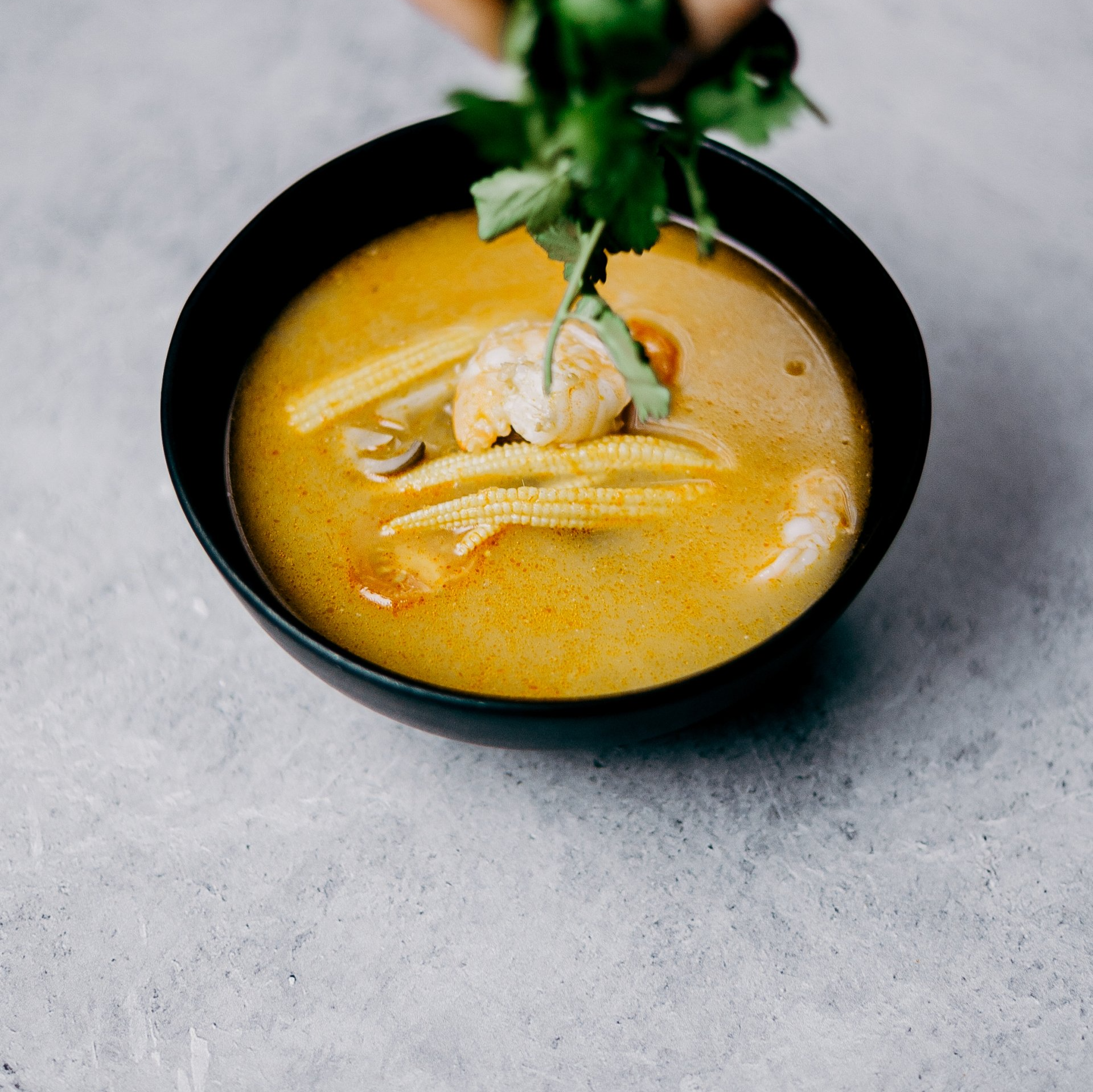 A bowl of soup with shrimp and noodles in it