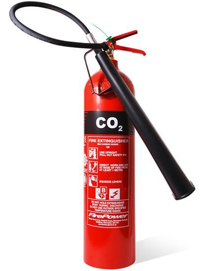 Extincteur CO2 rouge avec tuyau et poignée noirs.