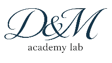 Logo del D&M Academy Lab in corsivo blu navy con testo minuscolo grigio su sfondo bianco.