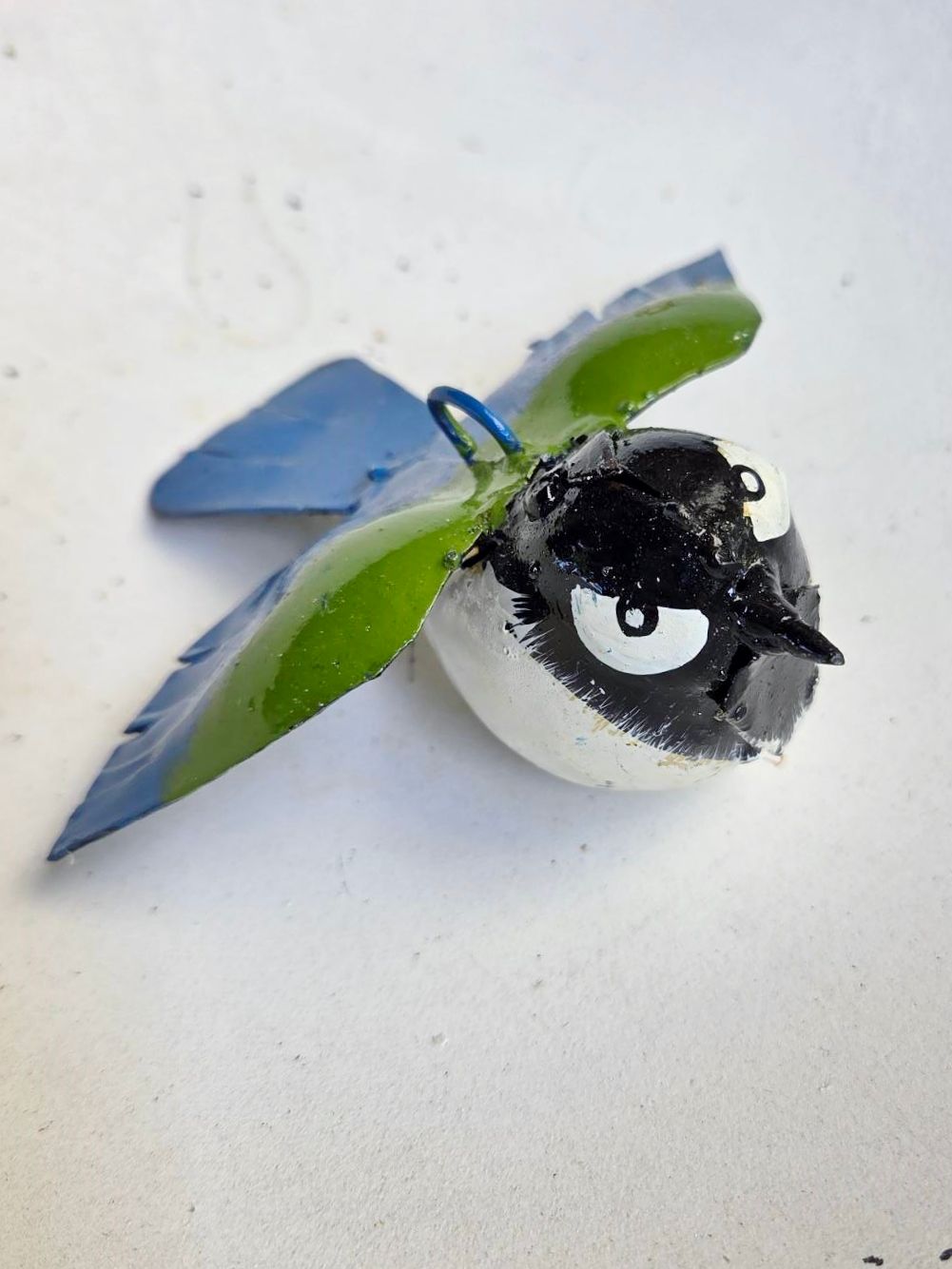 MEESJES - STREET ART - FAIRTRADE - HANDMADE - WIT BUIKJE OPEN VLEUGELS - HANGEND
