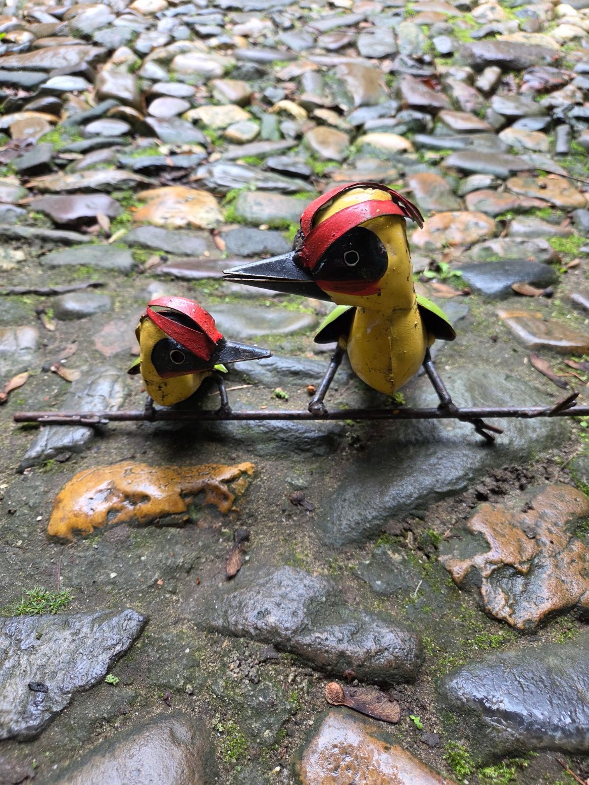 GROENE SPECHT MET JONG OP TAK - STREET ART - FAIRTRADE