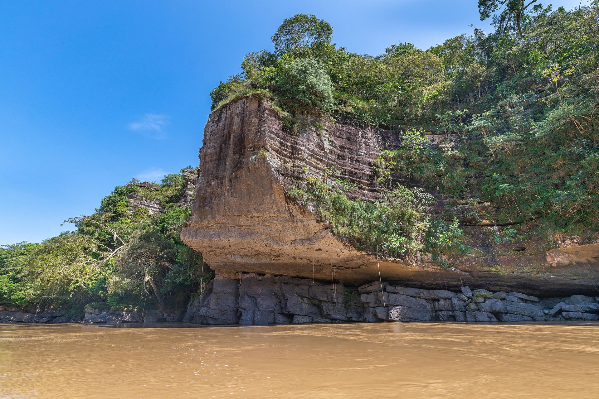 Scenic cliffside view along Guayabero River fishing destination