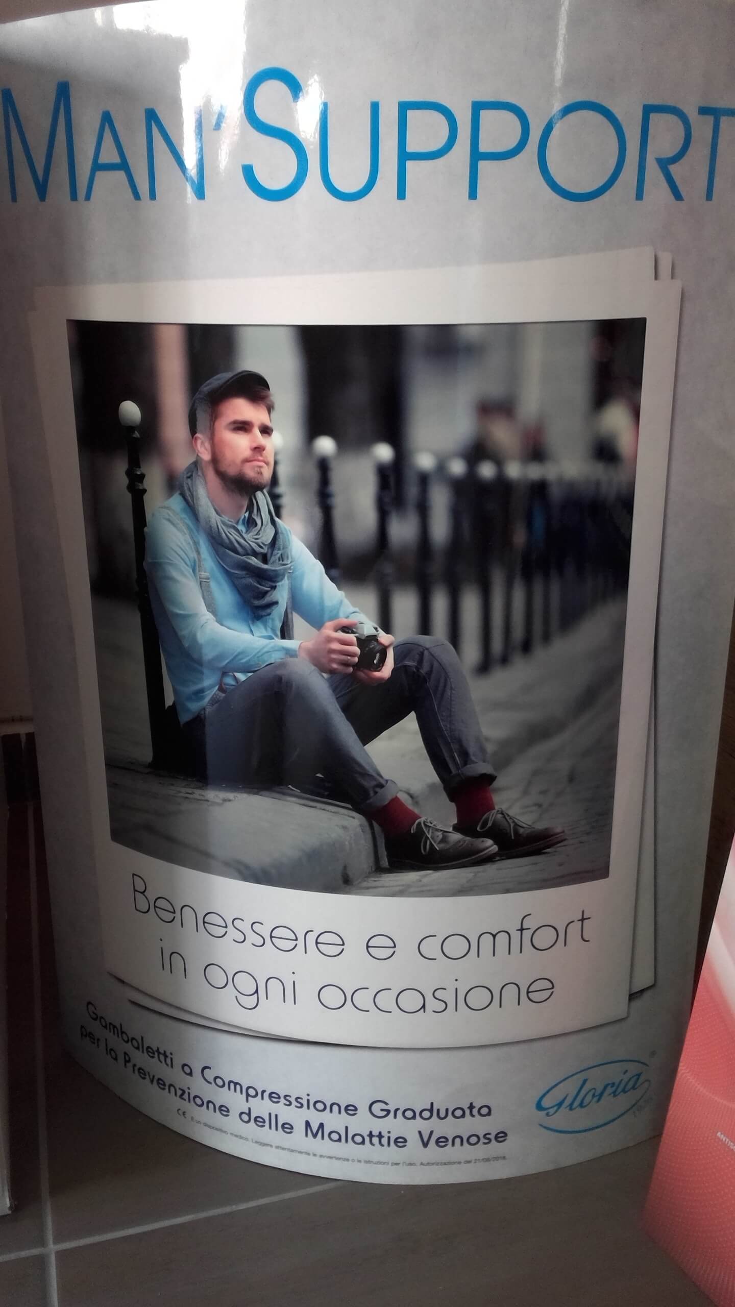 Volantino uomo con scarpe ortopediche
