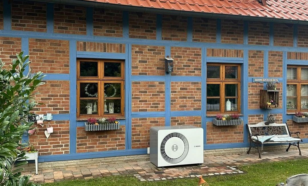 Moderne Bosch Wärmepumpe vor Einfamilienhaus – Installation durch PLAN B in Königslutter