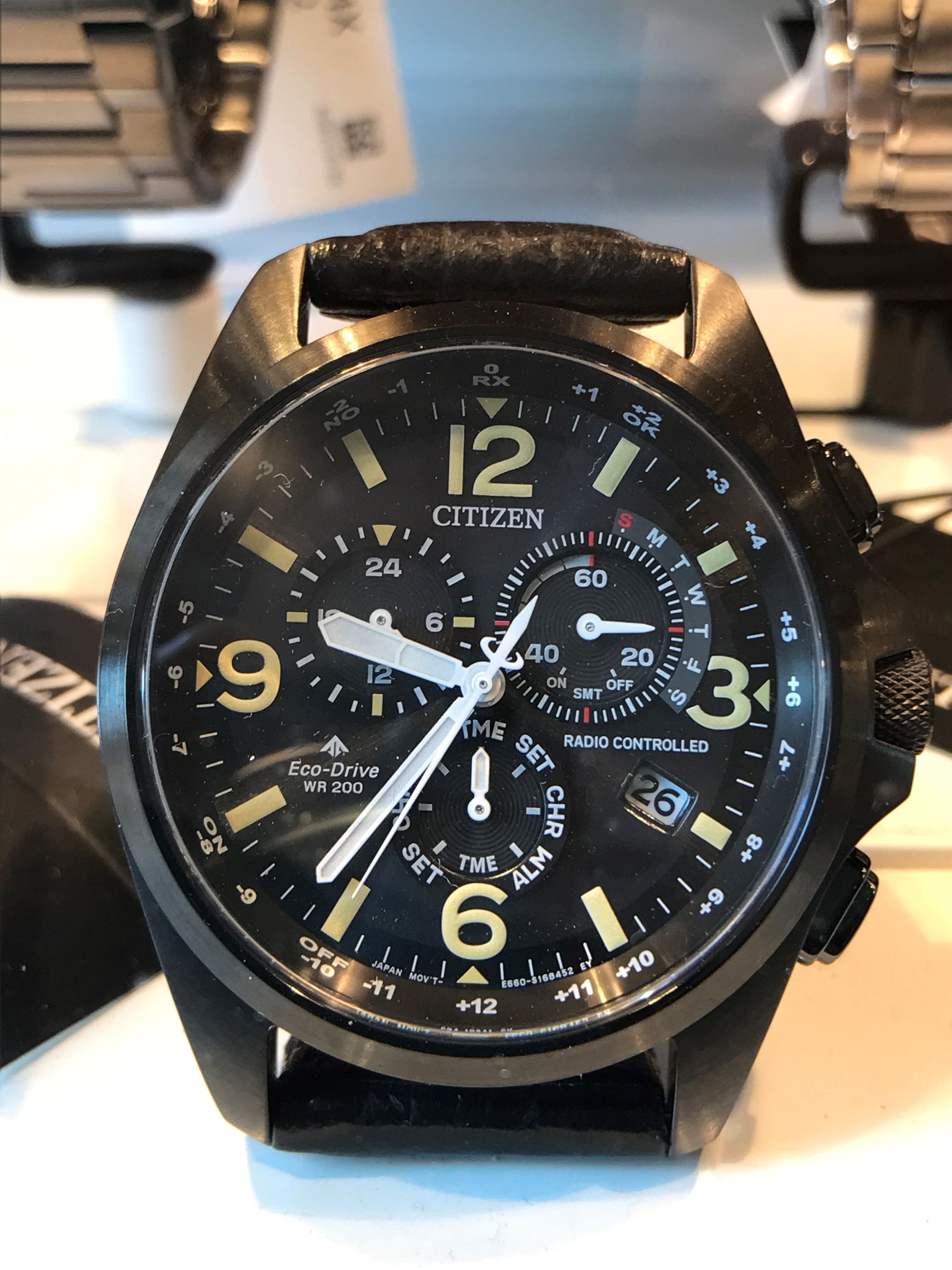 un primo piano di un orologio citizen su un tavolo