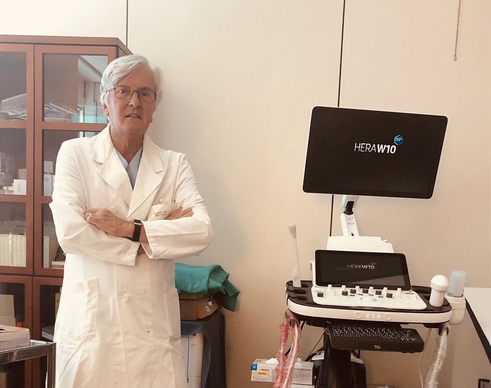 Professor Zarconato di fianco a un ecografo