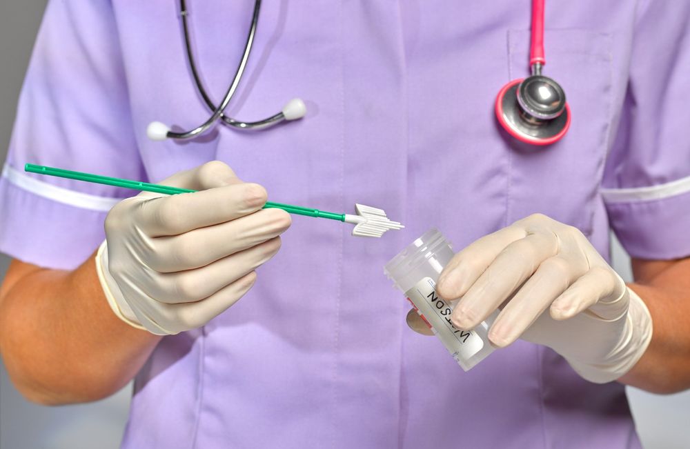 Operatore sanitario effettua un analisi