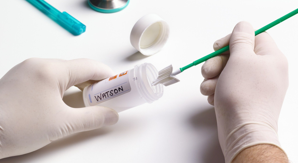 operatore sanitario effettua un esame diagnostico