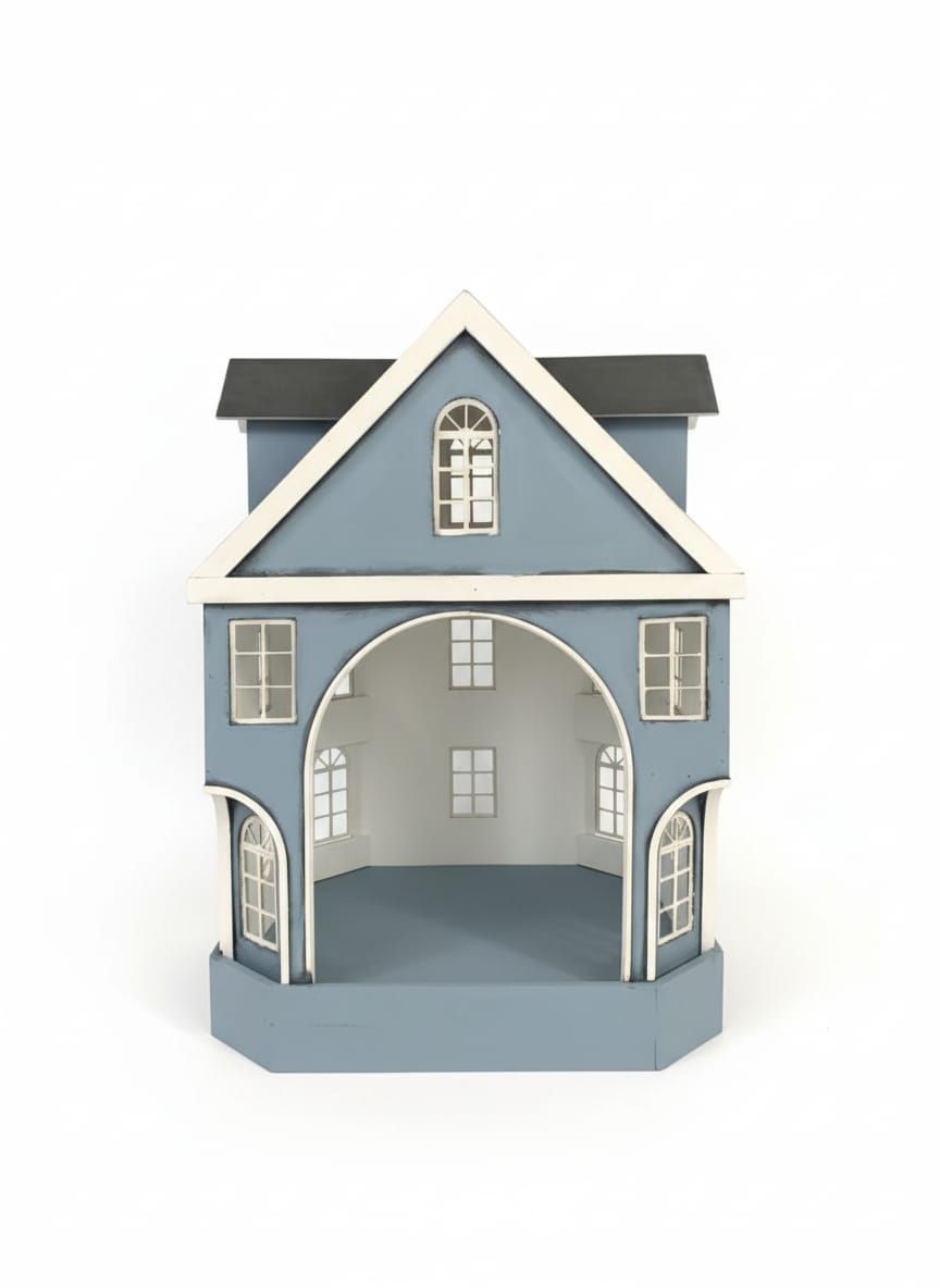 Fachada de casa de muñecas azul y blanca con entrada arqueada y ventanas.