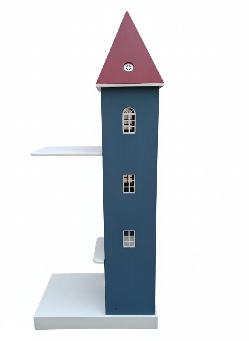 Torre de gato azul con techo rojo, estantes blancos y ventanas.