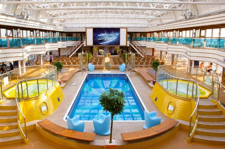 Costa Luminosa piscina