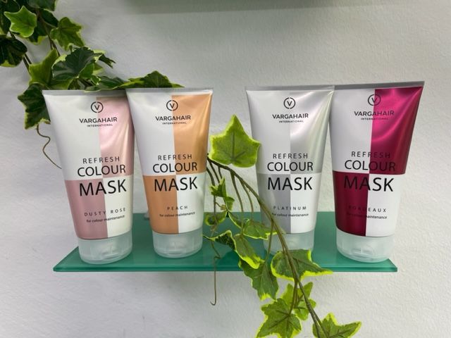 Vier Flaschen Refresh Color Mask stehen auf einem Regal