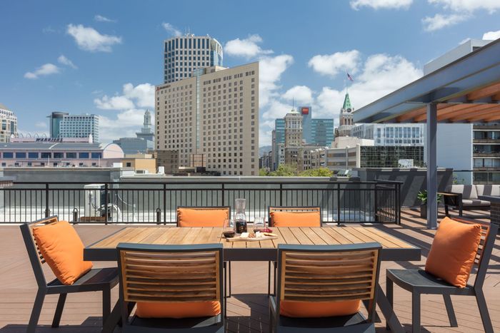 PATIO/BALCONY