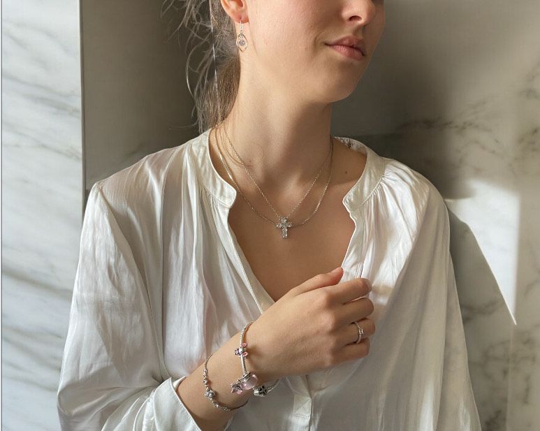 Iemand die een armband om zijn pols draagt, raakt de pols van een ander persoon aan.