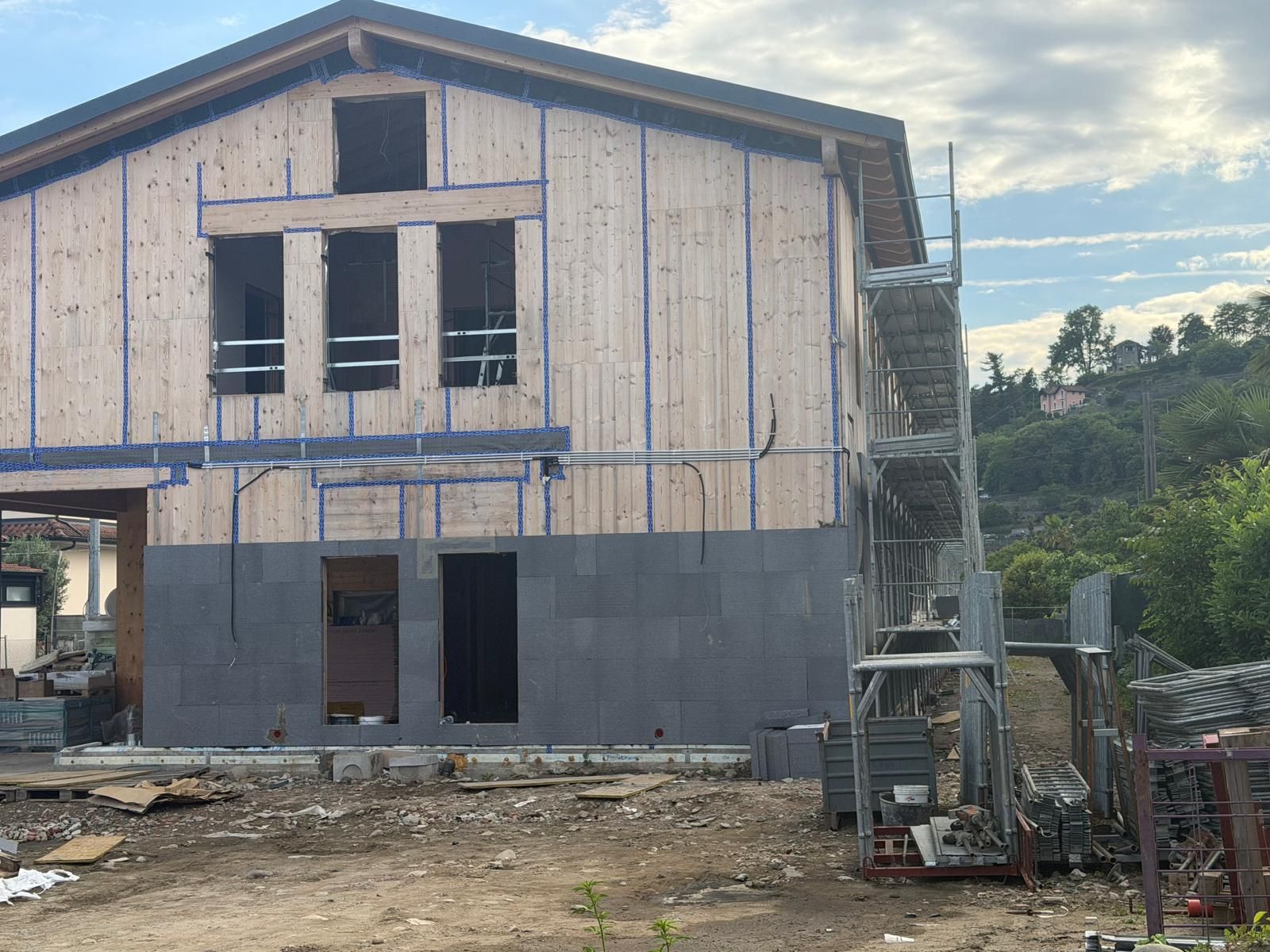 Casa a due piani parzialmente costruita con impalcature e muri esterni non rifiniti all'esterno