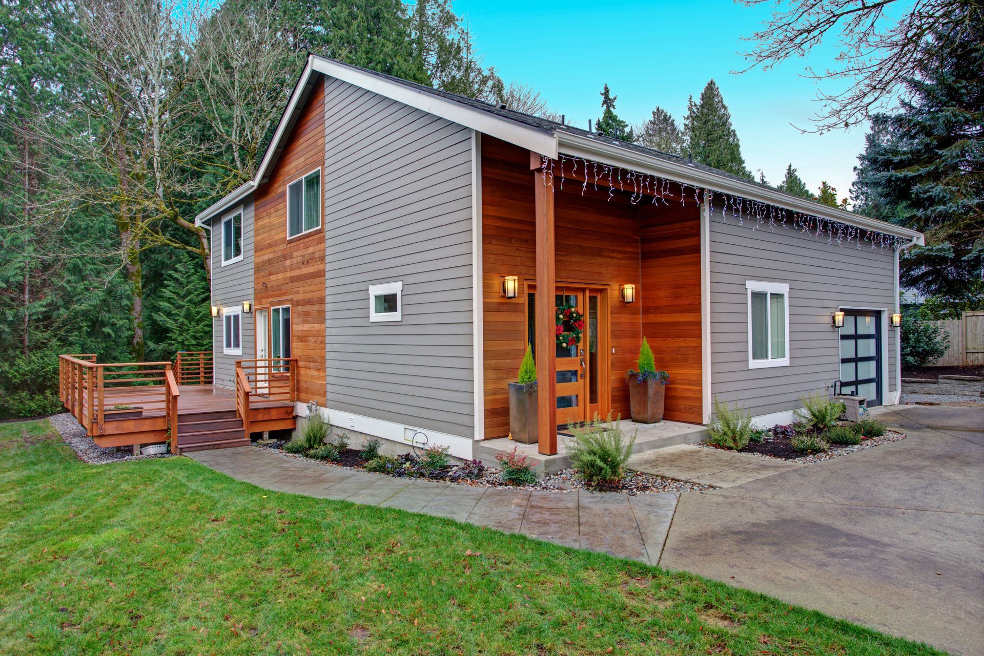 combination of wood and vinyl siding