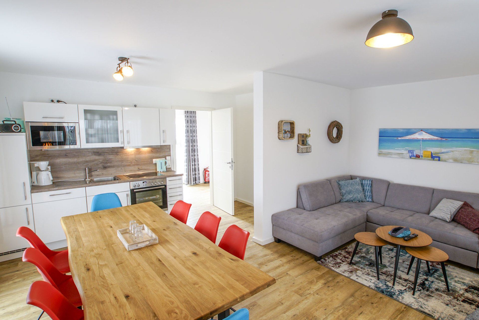 Esszimmer, Wohnzimmer und Küche in Ferienhaus 17 (weitere Ansicht).