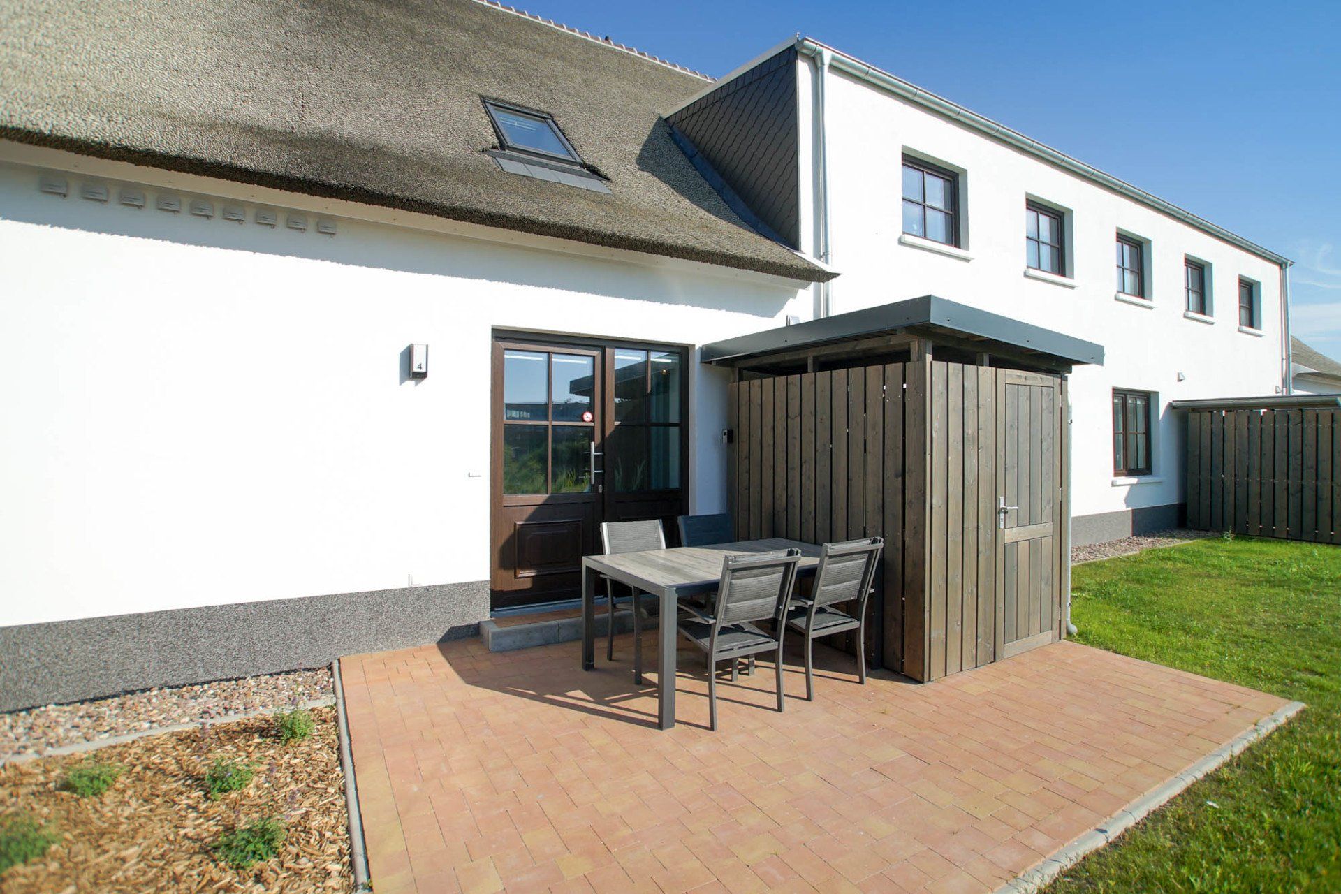 Sommerterrasse und Geräteschuppen bei Ferienwohnung 4.