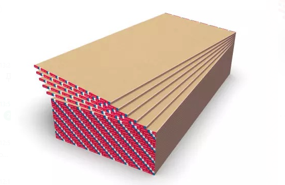 Pila de láminas de cartón rojas y beige desplegadas en forma de abanico en una esquina sobre un fondo blanco.