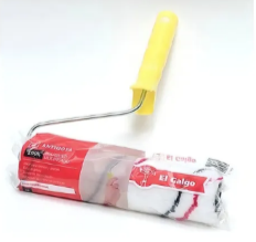 Rodillo de pintura con mango amarillo junto a una lata de pintura roja y blanca.