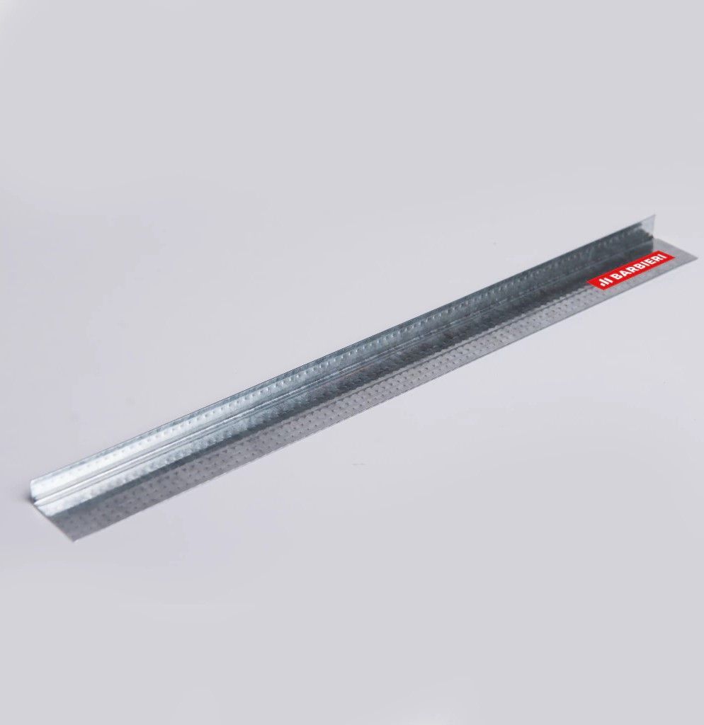 Viga de canal larga de metal galvanizado con una etiqueta roja sobre un fondo gris claro.
