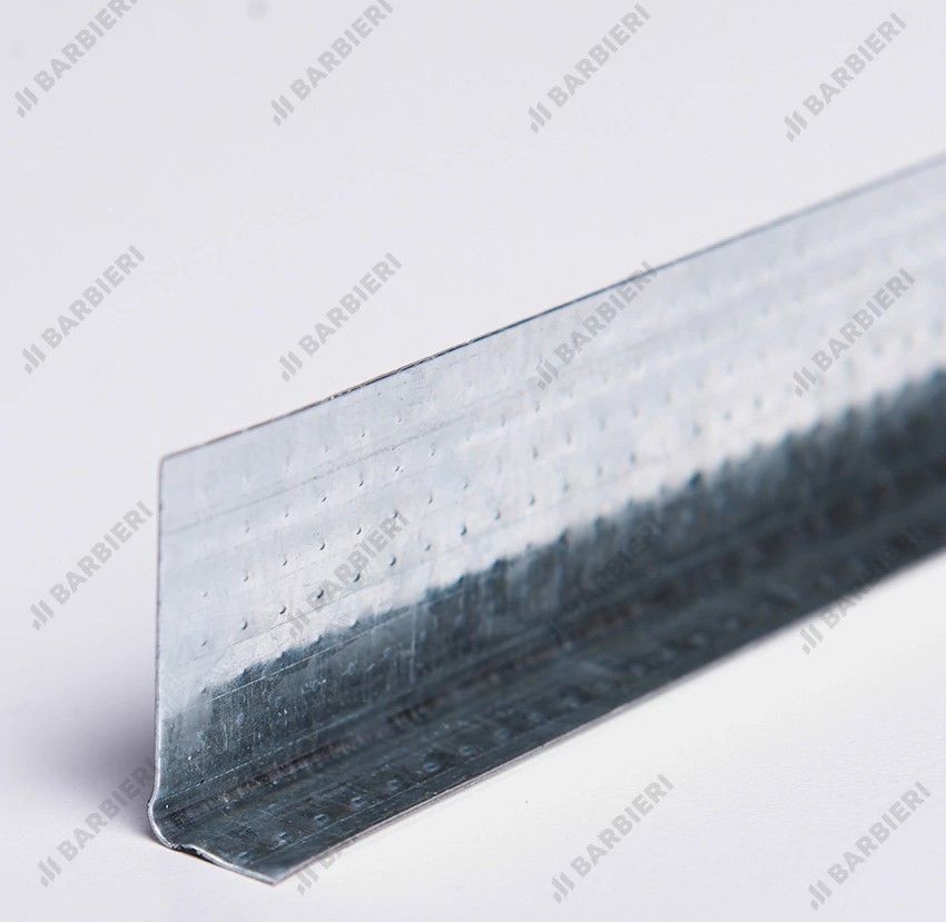 Viga de canal larga de metal galvanizado con una etiqueta roja sobre un fondo gris claro.