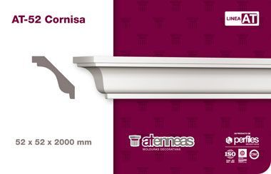 AT-52 cornisa blanca con perfil decorativo, 52 x 52 x 2000 mm, sobre fondo magenta y blanco