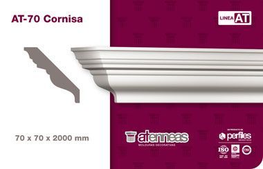 AT-52 cornisa blanca con perfil decorativo, 52 x 52 x 2000 mm, sobre fondo magenta y blanco
