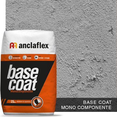Bolsa de imprimación Anclaflex sobre pared texturizada gris, etiquetada como “BASE COAT MONO COMPONENTE”.