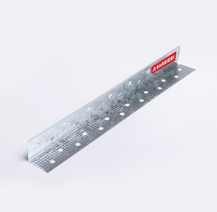 Soporte de canal de metal perforado plateado con una etiqueta roja sobre fondo blanco.