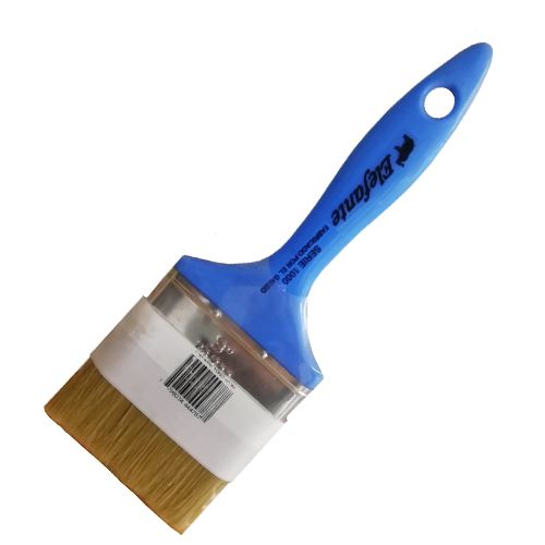 Pincel azul con mango de madera y cerdas anchas sobre fondo blanco.