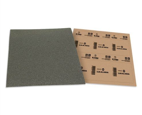 Hoja de lija abrasiva gris con papel de soporte impreso sobre fondo blanco.