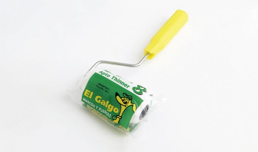 Rodillo quitapelusas manual verde con mango amarillo sobre fondo blanco