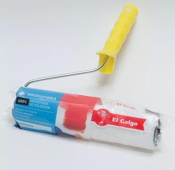 Rodillo de pintura con mango amarillo y funda azul-roja sobre fondo blanco.